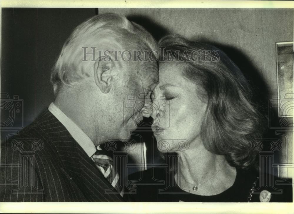 1986 Press Photo Douglas Fairbanks rubs noses with Lauren Bacall - mjc22202 - Historic Images