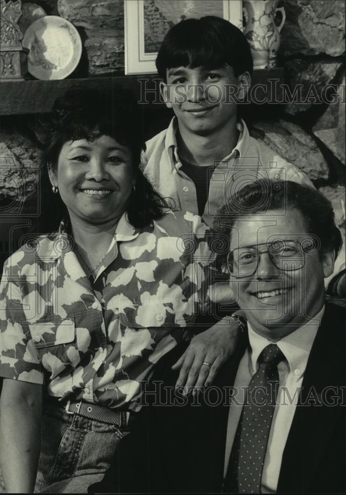 1986 Press Photo Jeannie Chaisorn Beck, Armstrong Chaisorn, and Bob Beck - Historic Images