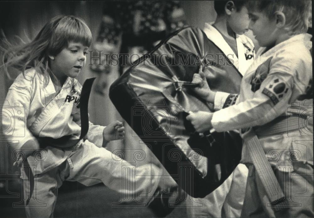 1987 Press Photo Young Rebecca Ellman and Steven Jasinsky during Karate class - Historic Images