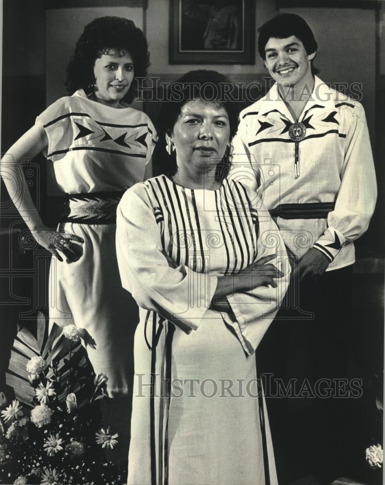 1987 Press Photo Designer Wilma Skenandore &amp; others wear garments she designed - Historic Images