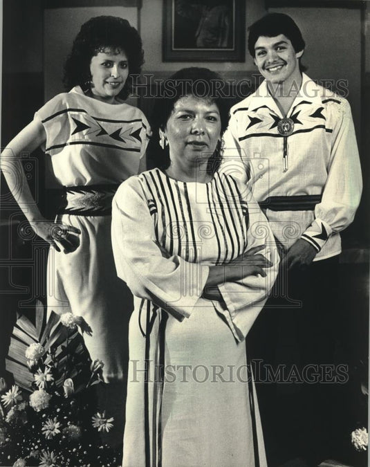 1987 Press Photo Designer Wilma Skenandore & others wear garments she designed - Historic Images
