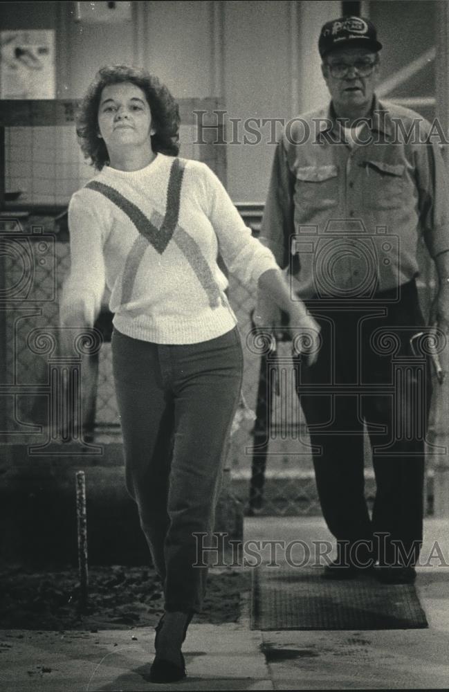 1987 Press Photo Sue Albee releases a horseshoe - mjc19888 - Historic Images