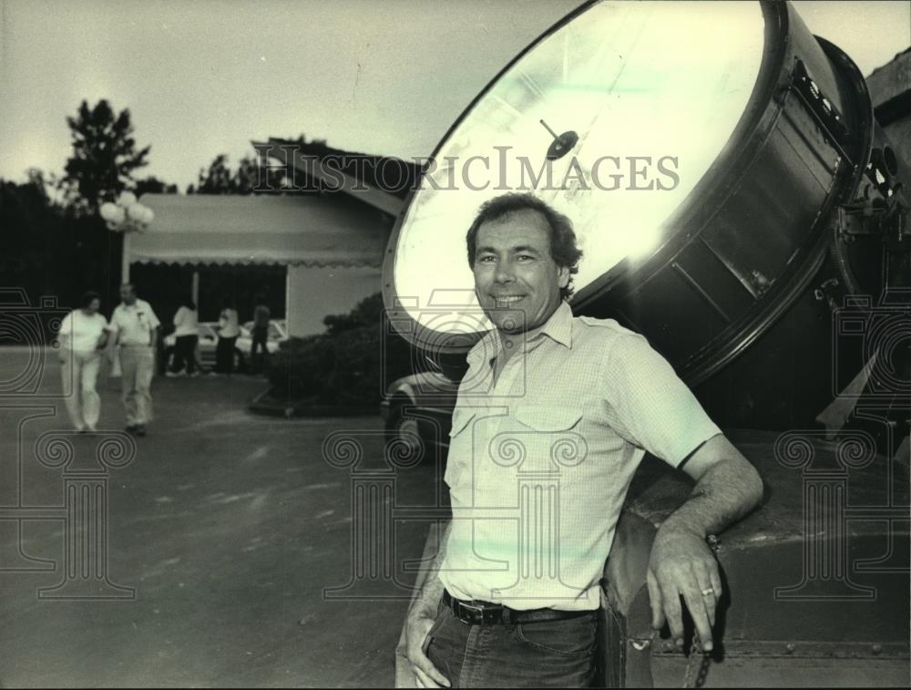 1987 Press Photo Brian Smith of Hollywood Nite Lighter a Wisconsin company. - Historic Images