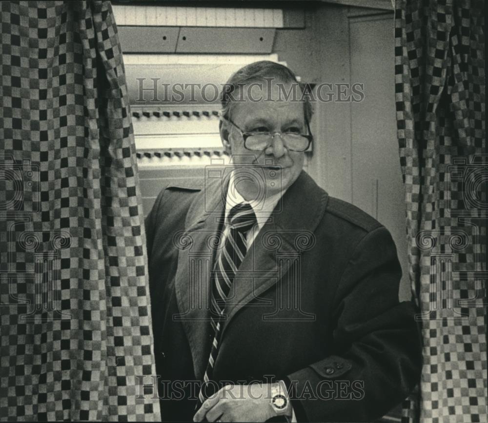 1987 Press Photo Ernest J. Terrien cast his vote in re-election bid, Wisconsin - Historic Images