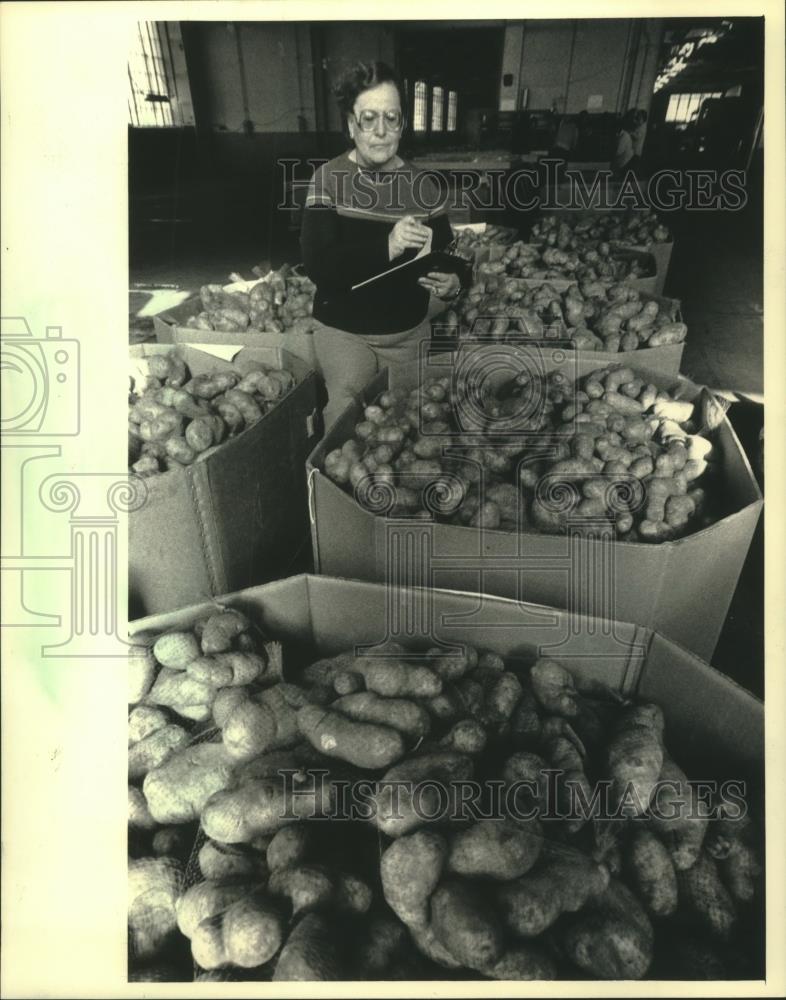 1987 Press Photo Shirley Livingston, of Grafton, took potato inventory - Historic Images