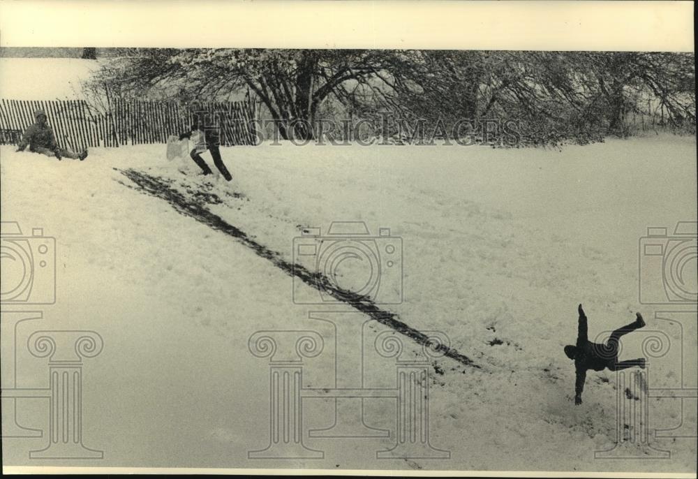 1987 Press Photo Young man goes flying over snow jump in Juneau Park, Milwaukee - Historic Images