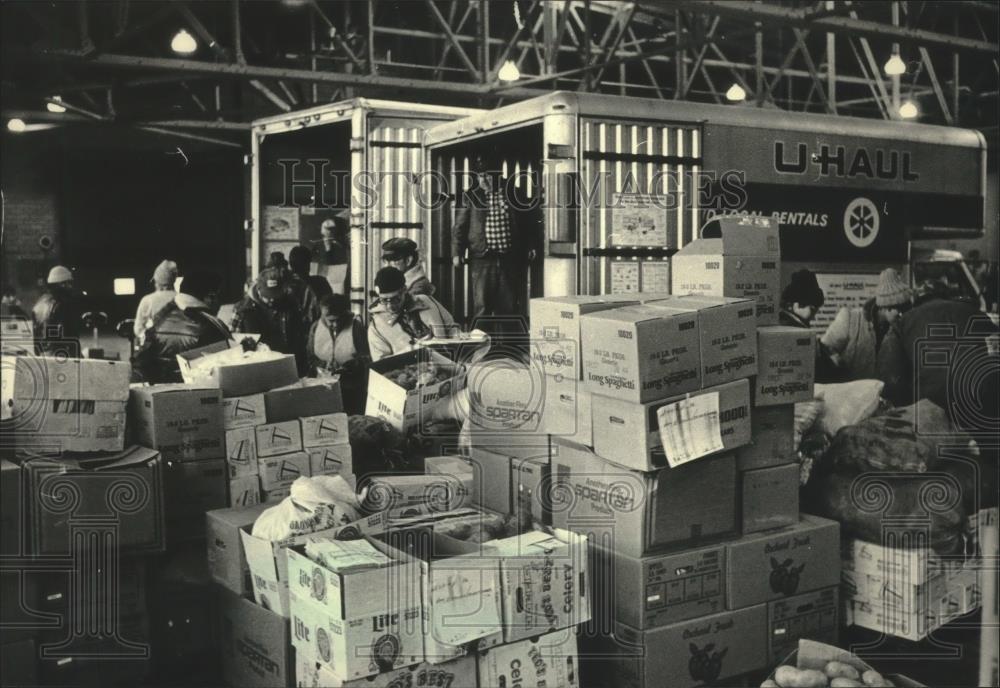 1987 Press Photo volunteers from SHARE loaded trucks for food delivery - Historic Images