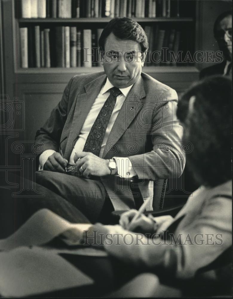 1987 Press Photo Governor Thompson meeting with editorial writers and reporters. - Historic Images