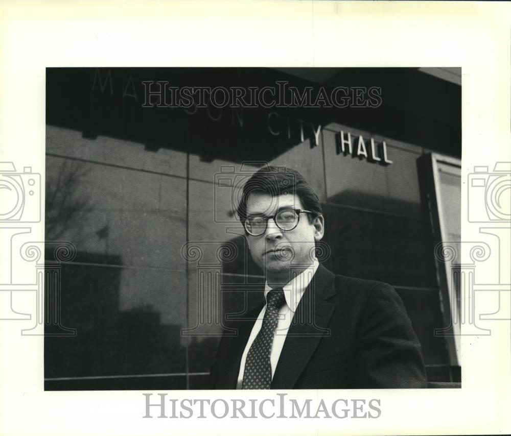 1987 Press Photo Madison Mayor Joe Sensenbrenner Jr. In Front Of City Of Hall - Historic Images