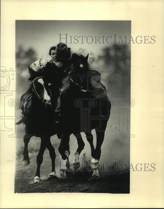 1987 Press Photo Traditional Russian "Kiss-a-girl" game - mjc22288 - Historic Images