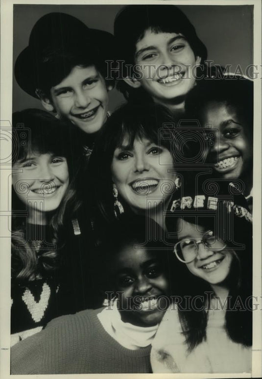1988 Press Photo Marlo Thomas and kids featured in "Free to Be... A Family" - Historic Images