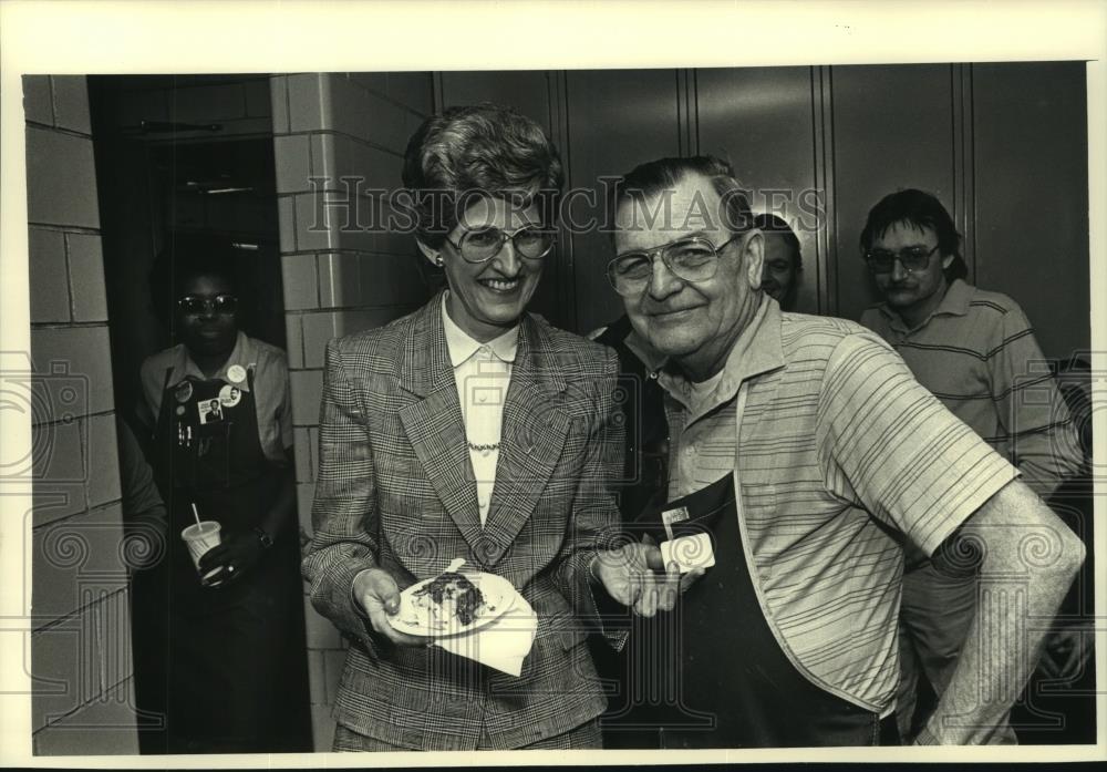 1988 Press Photo Milwaukee Journal Sentinel Employee at His Retirement Party - Historic Images