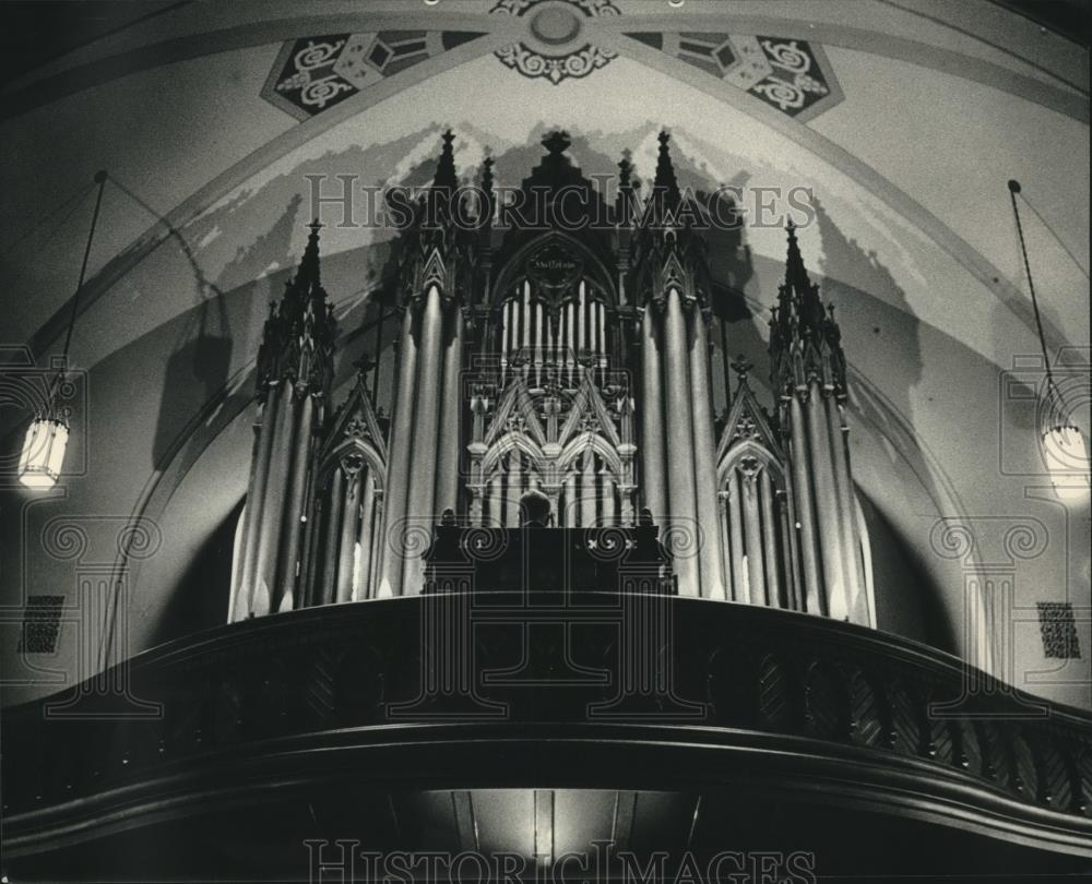 1988 Press Photo Organist Paul Kasten plays at Trinity Lutheran Church - Historic Images