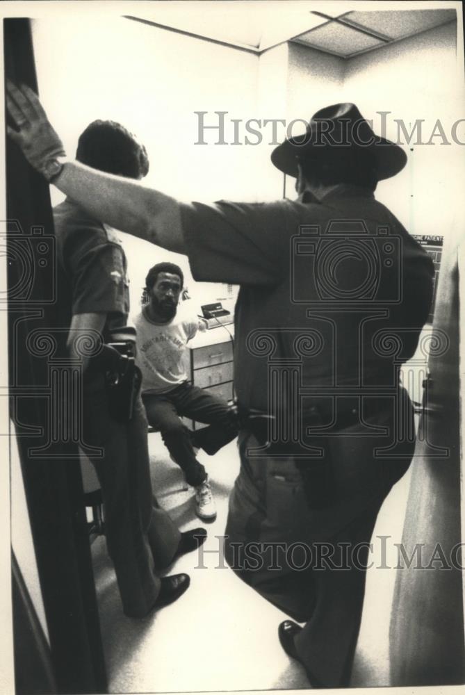 1988 Press Photo Police and prisoner at Oklahoma Memorial Hospital Oklahoma City - Historic Images