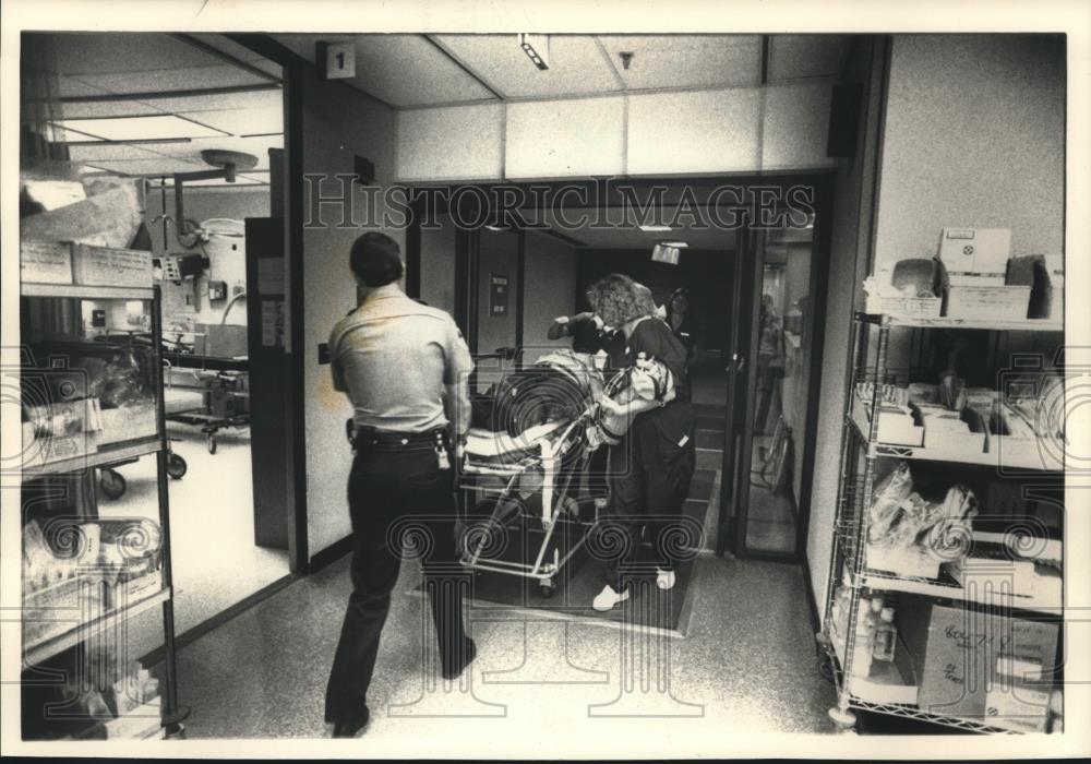 1988 Press Photo Emergency room medical personnel, Oklahoma Memorial Hospital - Historic Images
