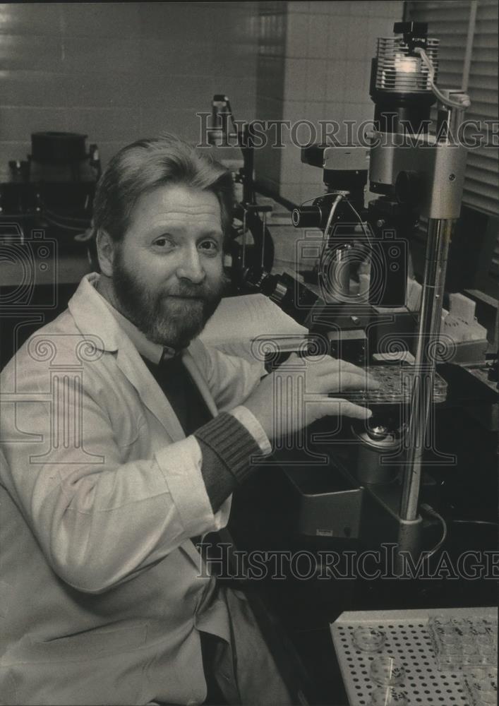 1988 Press Photo Gerald Sedmak is chief virologist at City Health Department - Historic Images