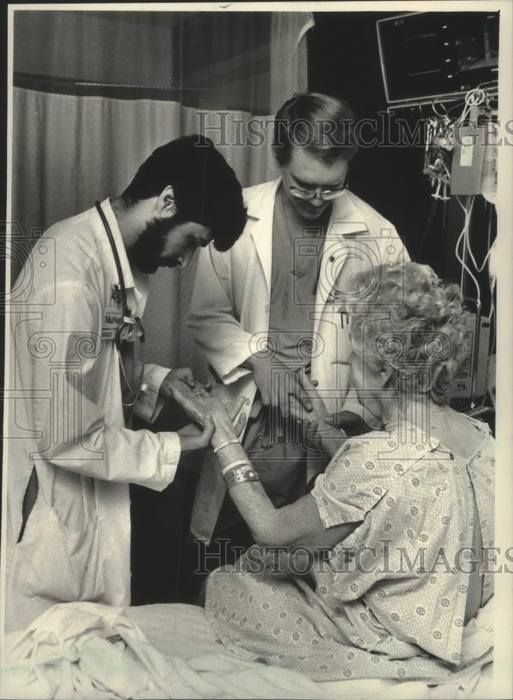 1988 Press Photo Doctors at Sinai Samaritan Medical Center examine patient. - Historic Images