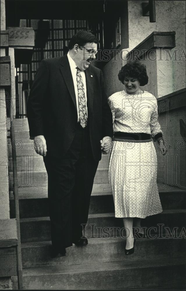 1988 Press Photo County Executive, David, JoAnn Schulz leave home, Wisconsin - Historic Images