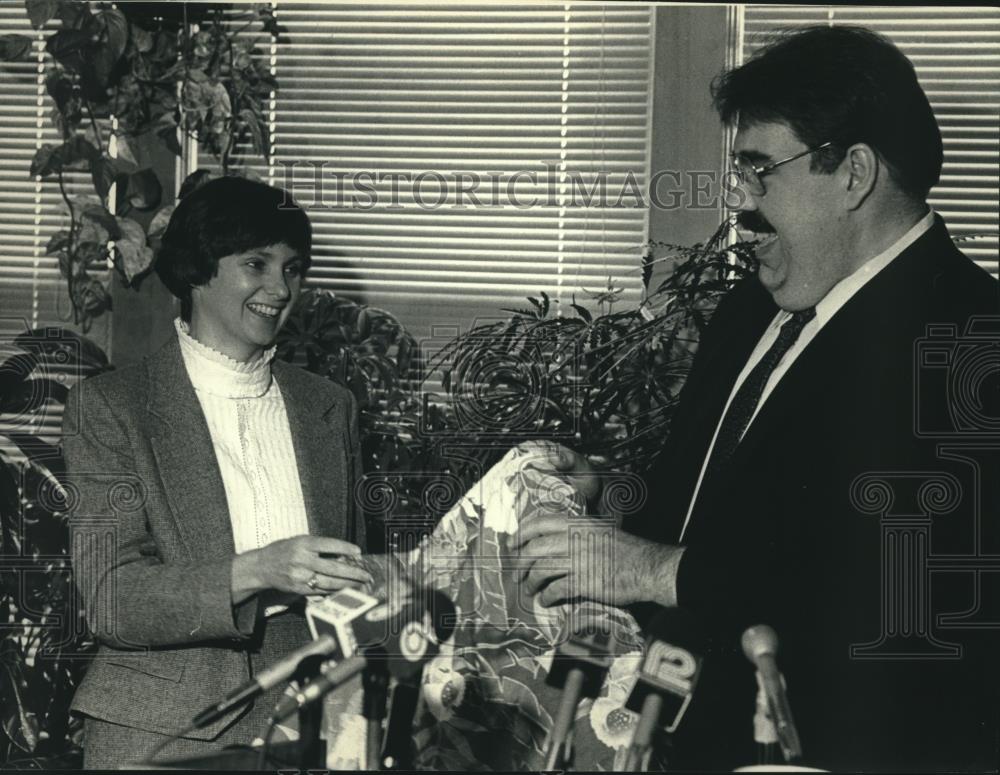 1988 Press Photo M. Brigid Sullivan with County Executive-Elect David F. Schulz - Historic Images