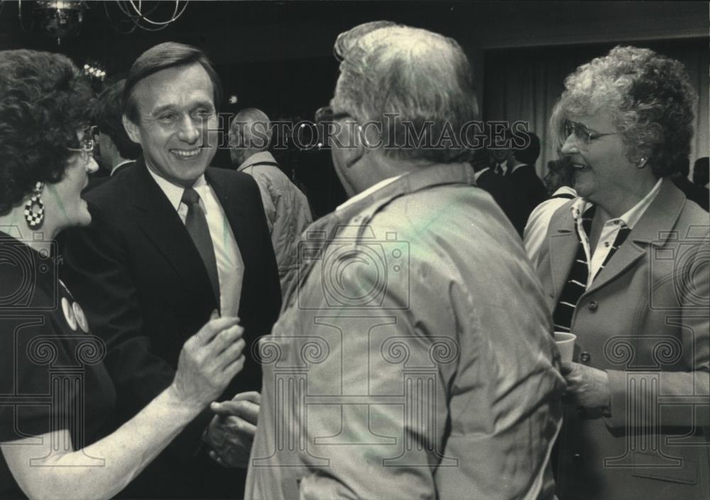 1988 Press Photo Mayoral candidate Martin Schreiber at Serb Hall after election - Historic Images