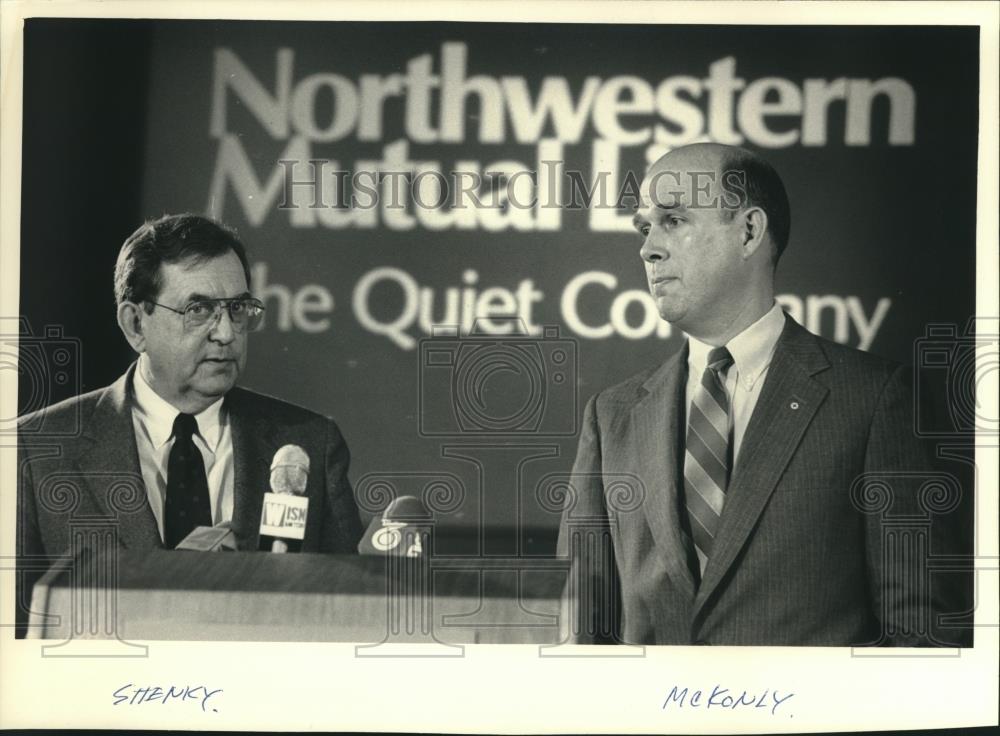 1988 Press Photo President of Northwestern Mutual Life Donald J. Schuenke Speaks - Historic Images