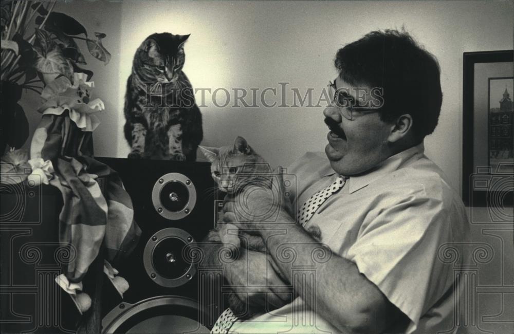 1988 Press Photo At Home David Schulz Doles Out Attention To His Two Cats - Historic Images