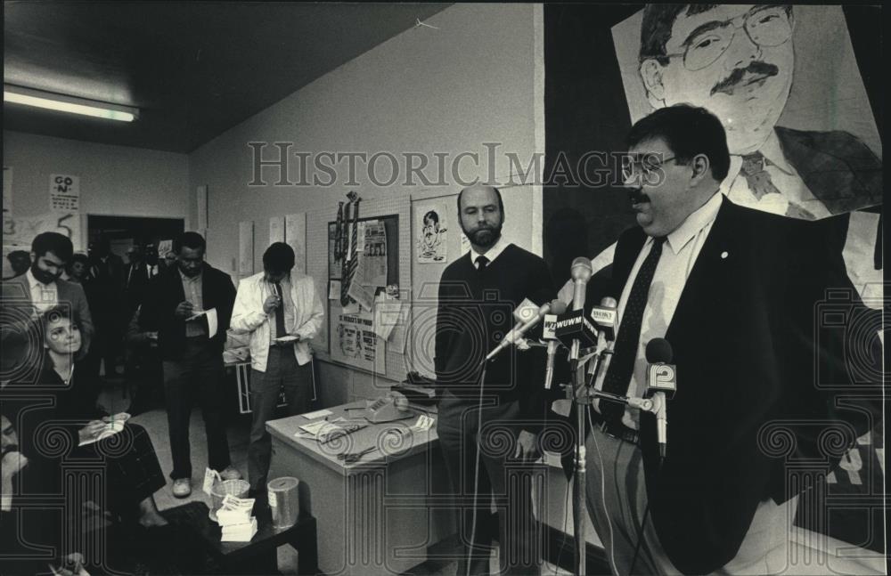 1988 Press Photo Dave Schulz Talks To Reporters About Peter McAvoy as director - Historic Images