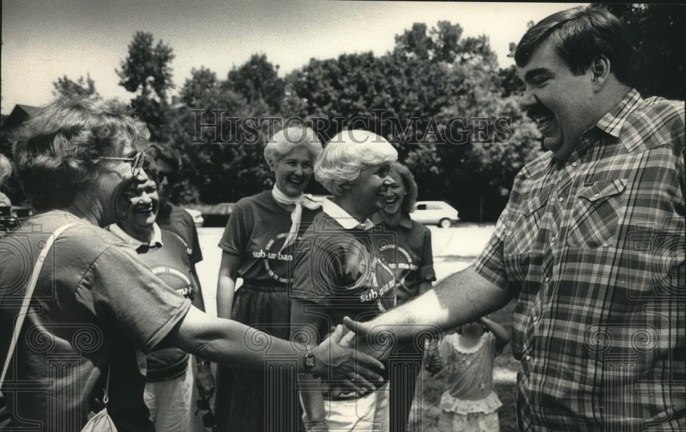 1988 Press Photo County Executive David F. Schulz Greets Women Legislators - Historic Images