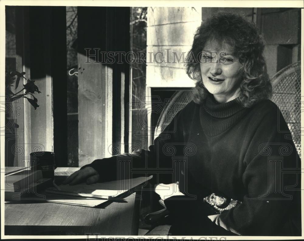 1988 Press Photo Florence Selder at desk, University of Wisconsin - Milwaukee - Historic Images