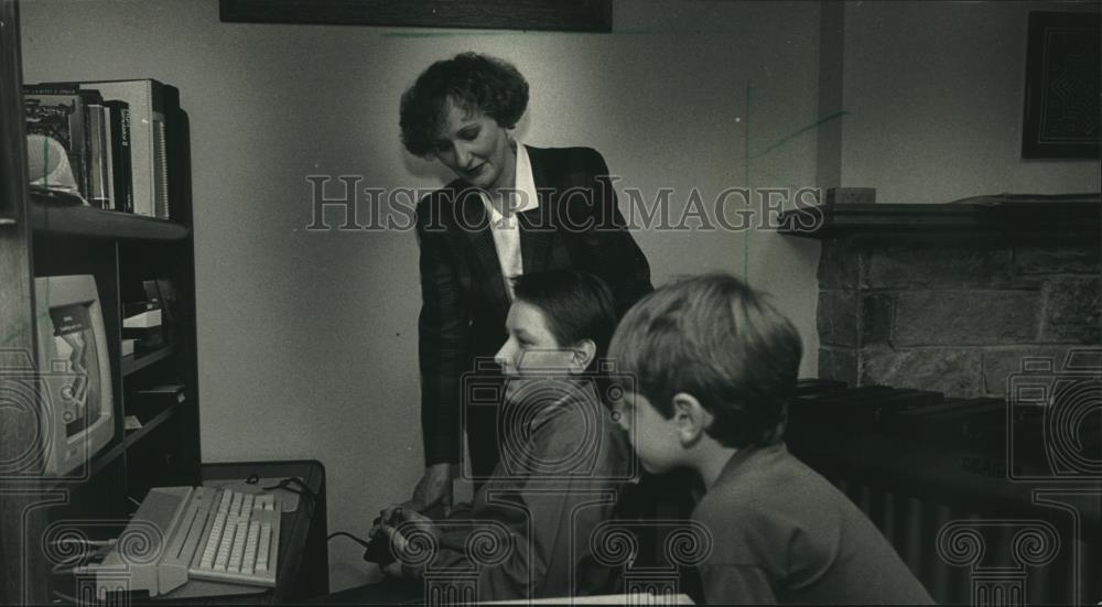 1988 Press Photo Elaine &amp; Matthew Schreiber &amp; other at home, Wisconsin - Historic Images