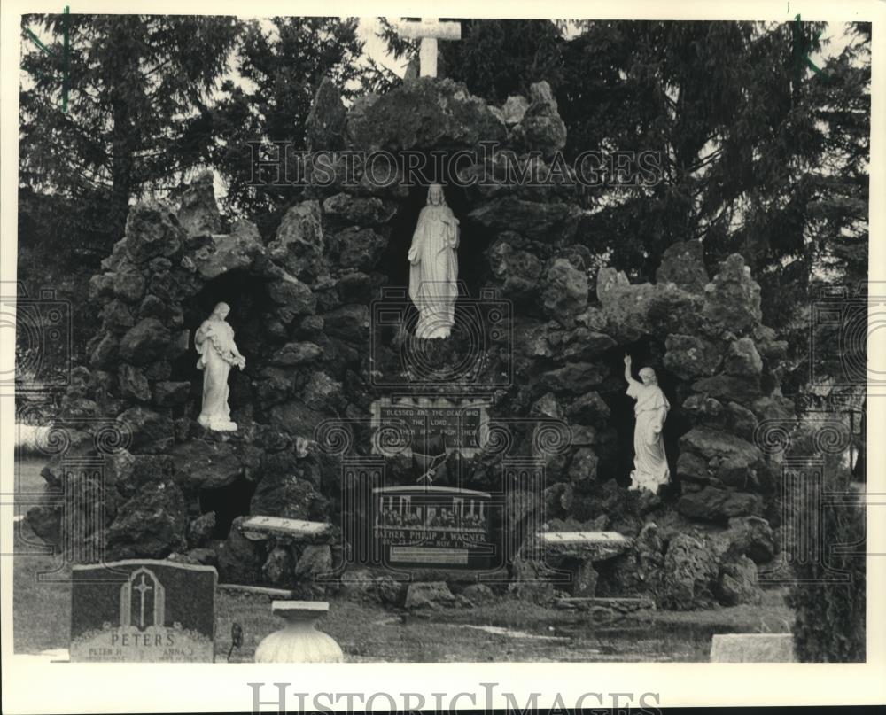 1988 Press Photo A memorial near Grotto Gardens marks Rev. Philip Wagner&#39;s grave - Historic Images