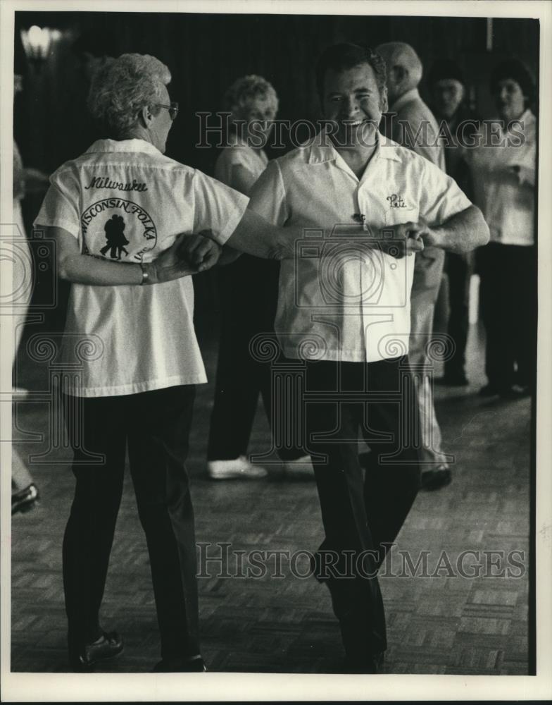 1989 Press Photo Mary Listwan and Peter Papa polka at the Blue Canary - Historic Images