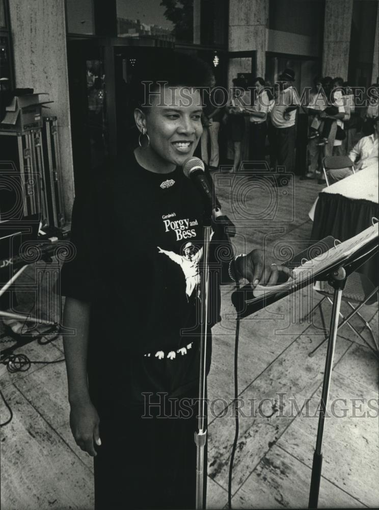 1989 Press Photo Sheri Williams Pannell sings to people, Performing Arts Center - Historic Images