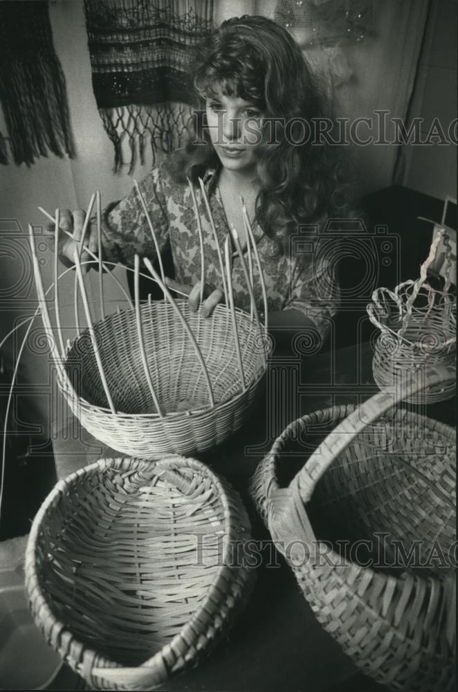 1989 Press Photo Kim Seizk making baskets, Greenfield - mjc20167 - Historic Images