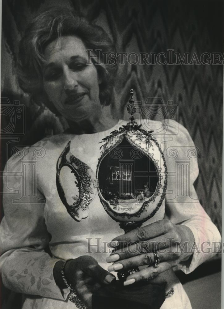 1989 Press Photo Milwaukee Artist Donna Marie Runge Holds Her Favorite Creation - Historic Images