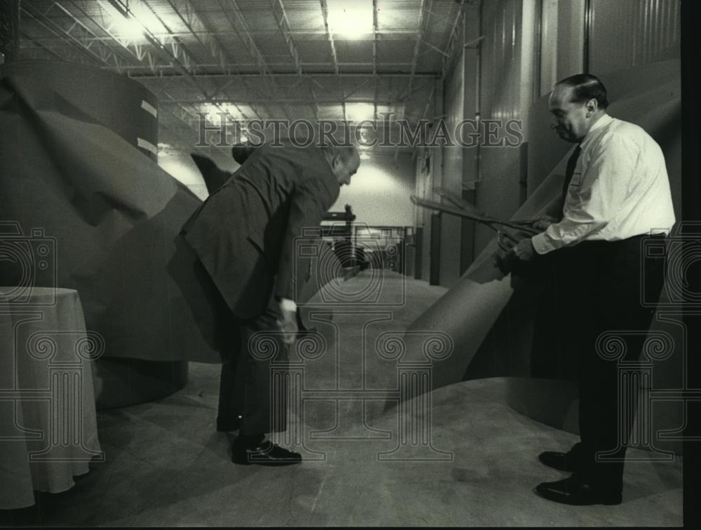 1989 Press Photo Tony Kohlhaas and Roger Stone at a Ribbon cutting ceremony - Historic Images