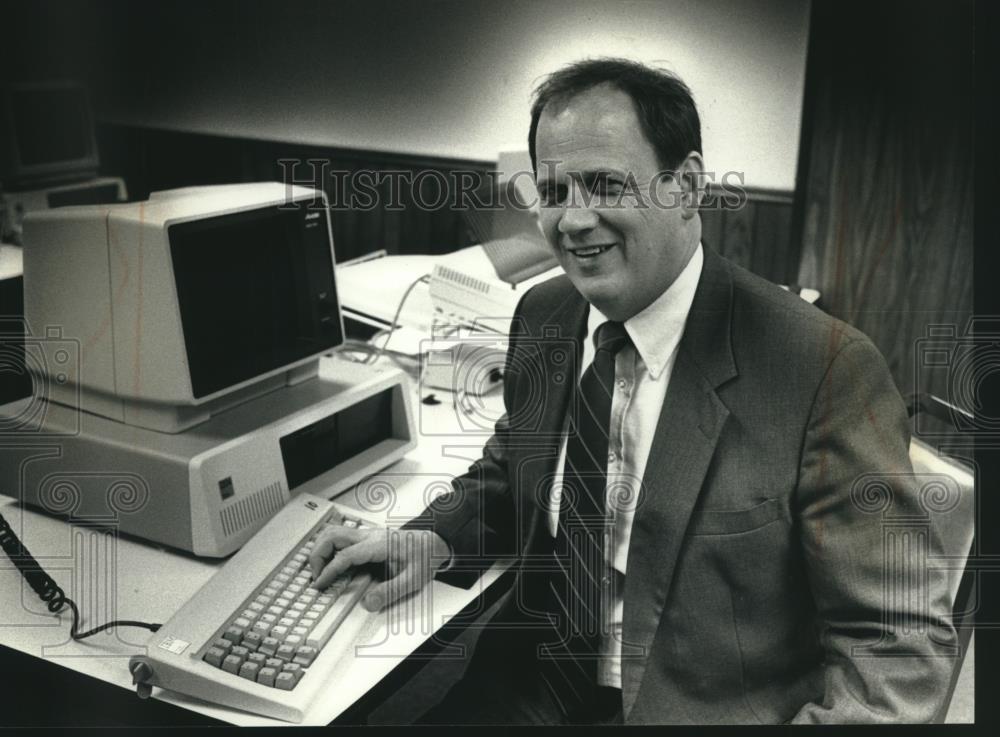 1989 Press Photo Jim Schreier teaches writing at Marquette University, Wisconsin - Historic Images