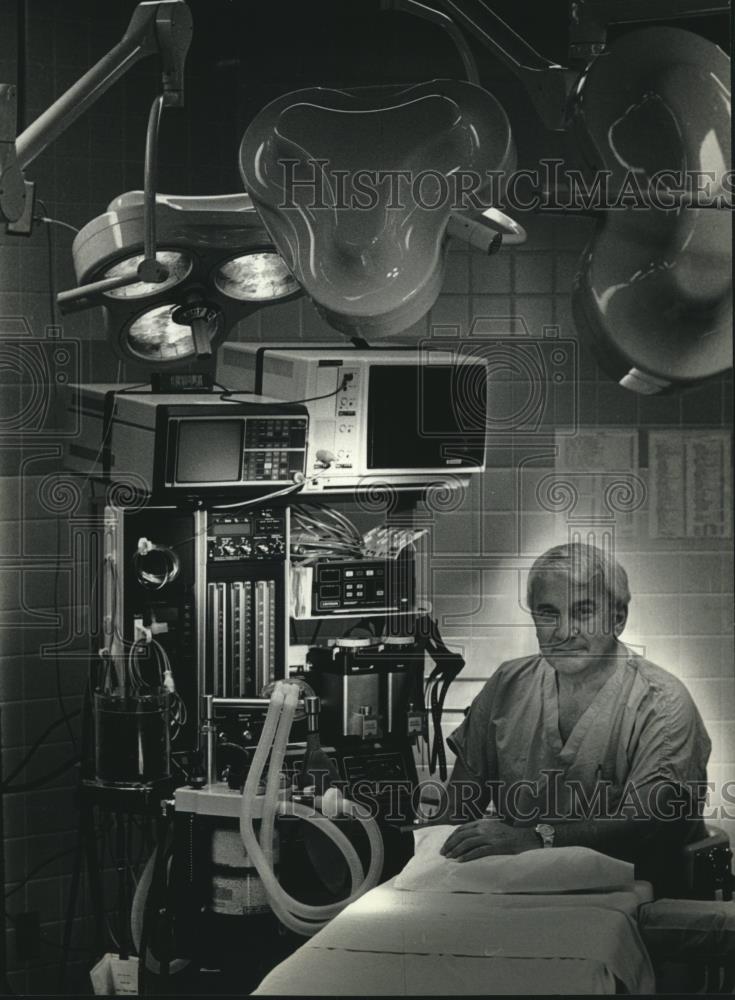 1989 Press Photo William Rouman, anesthesiologist West Allis Memorial Hospital - Historic Images