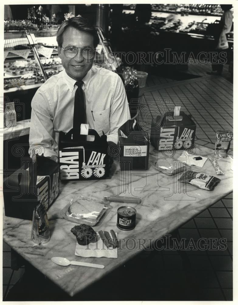 1989 Press Photo Richard Little owner of V. Richards sells packaged lunches - Historic Images