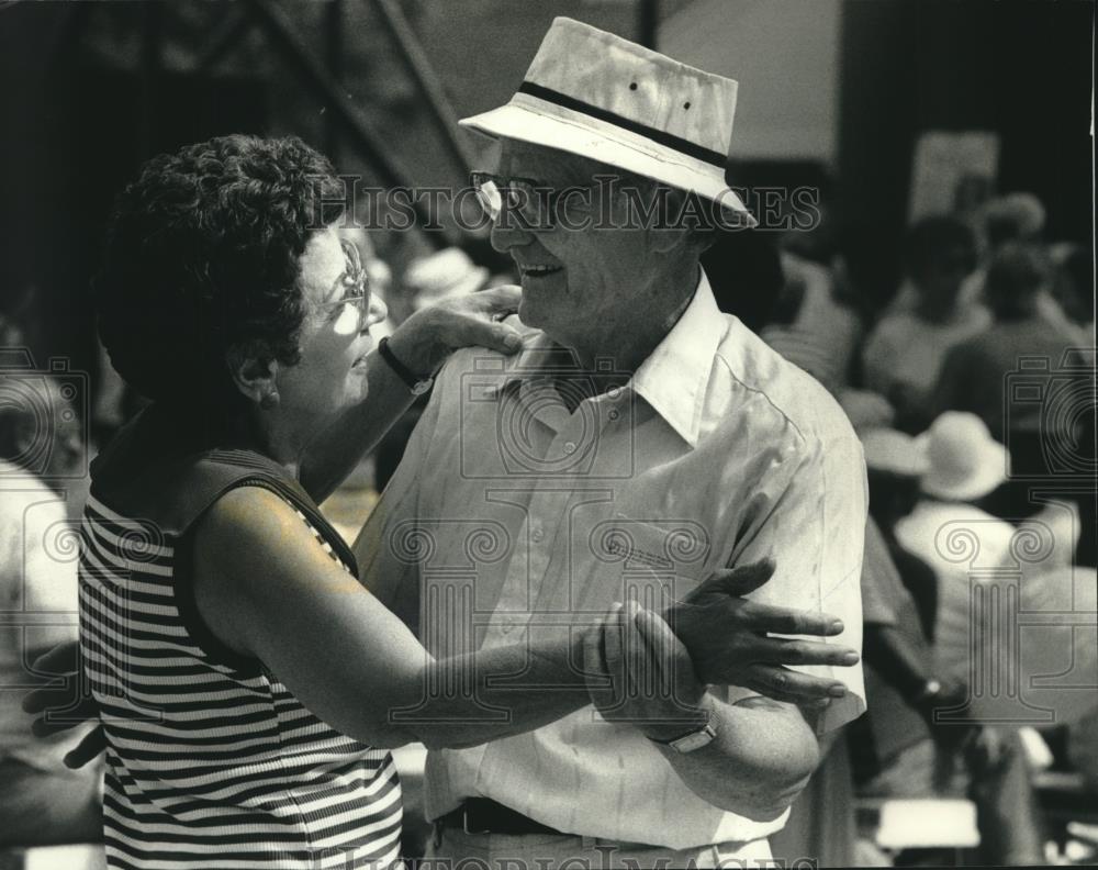 1989 Press Photo dancers at Senior Fest 89 at Summerfest grounds, Milwaukee - Historic Images