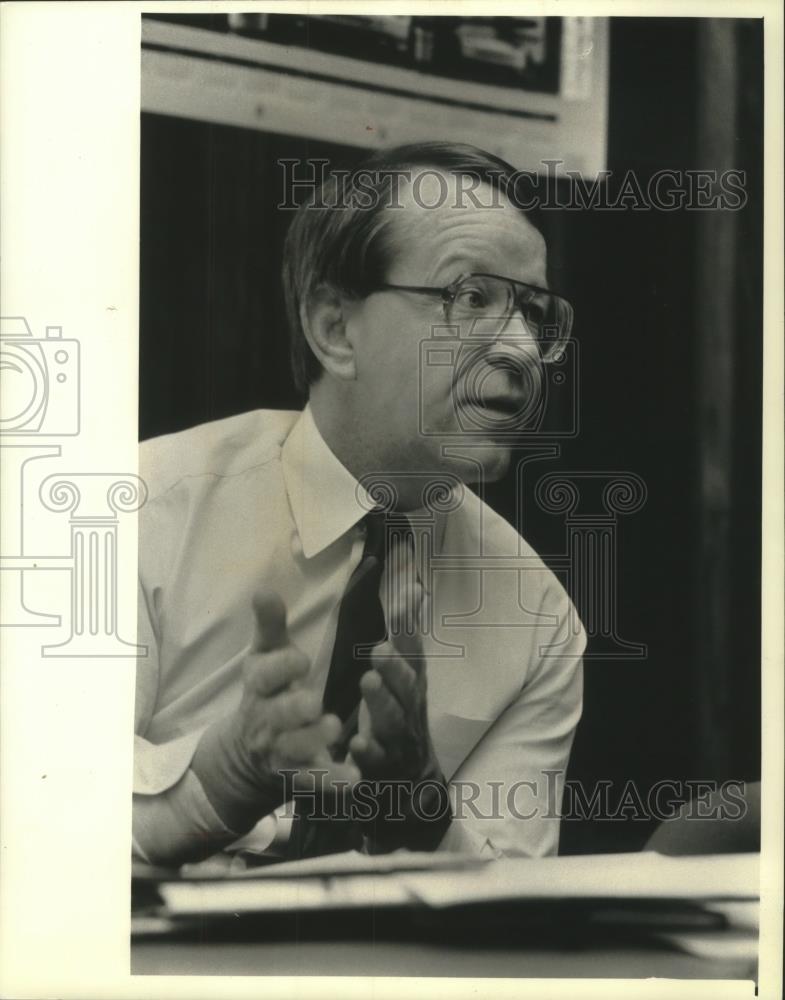 1989 Press Photo Richard G. Sim, in office at Applied Power Inc, Wisconsin - Historic Images