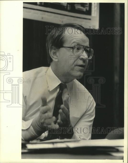 1989 Press Photo Richard G. Sim, in office at Applied Power Inc, Wisconsin - Historic Images