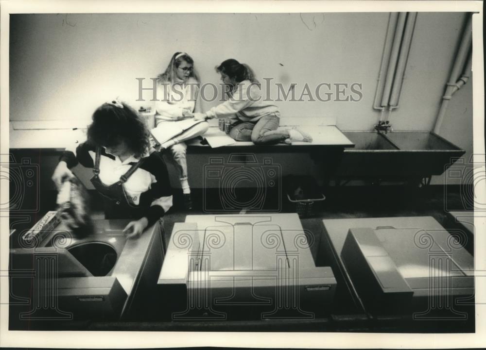 1989 Press Photo UW-Madison students do laundry and study at Witte Hall - Historic Images