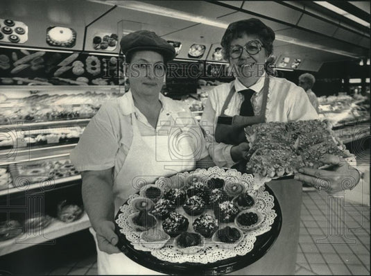 1989 Press Photo Freddi Rogers and Bonnie Pemble at V. Richards bakery - Historic Images