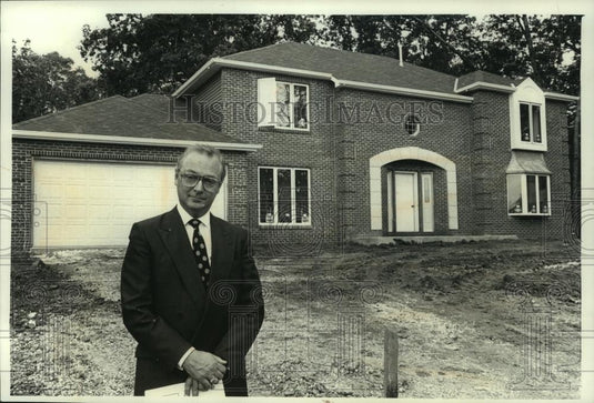 1989 Press Photo Owner Guy Trecroci Stands In Front Of Home In Wisconsin - Historic Images