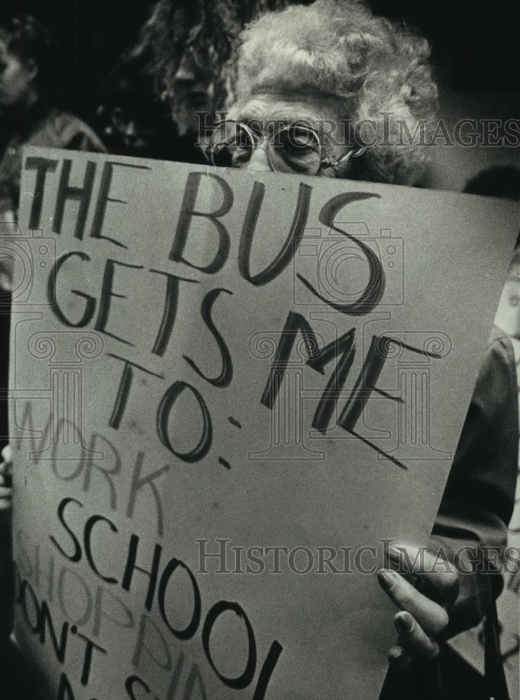 1989 Press Photo Mildred Scheible at Transport Co. Demonstration in Milwaukee - Historic Images