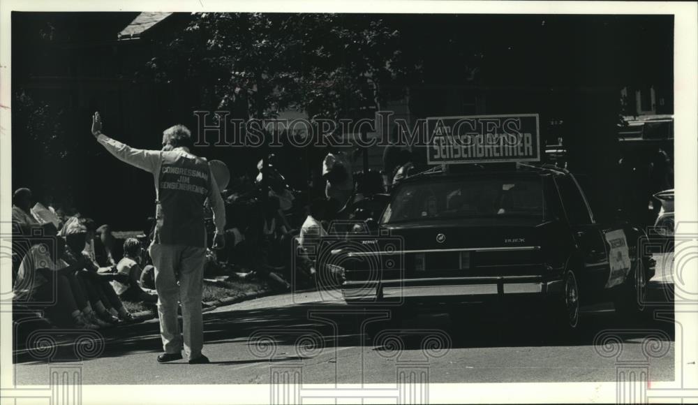 1989 Press Photo F. James Sensenbrenner Jr. Greets People in Lake Mills Parade - Historic Images