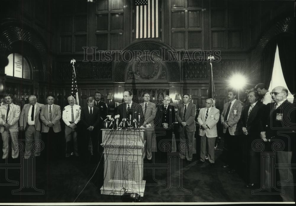 1989 Press Photo Dick Thornburgh and officials at Wisconsin Federal Building - Historic Images