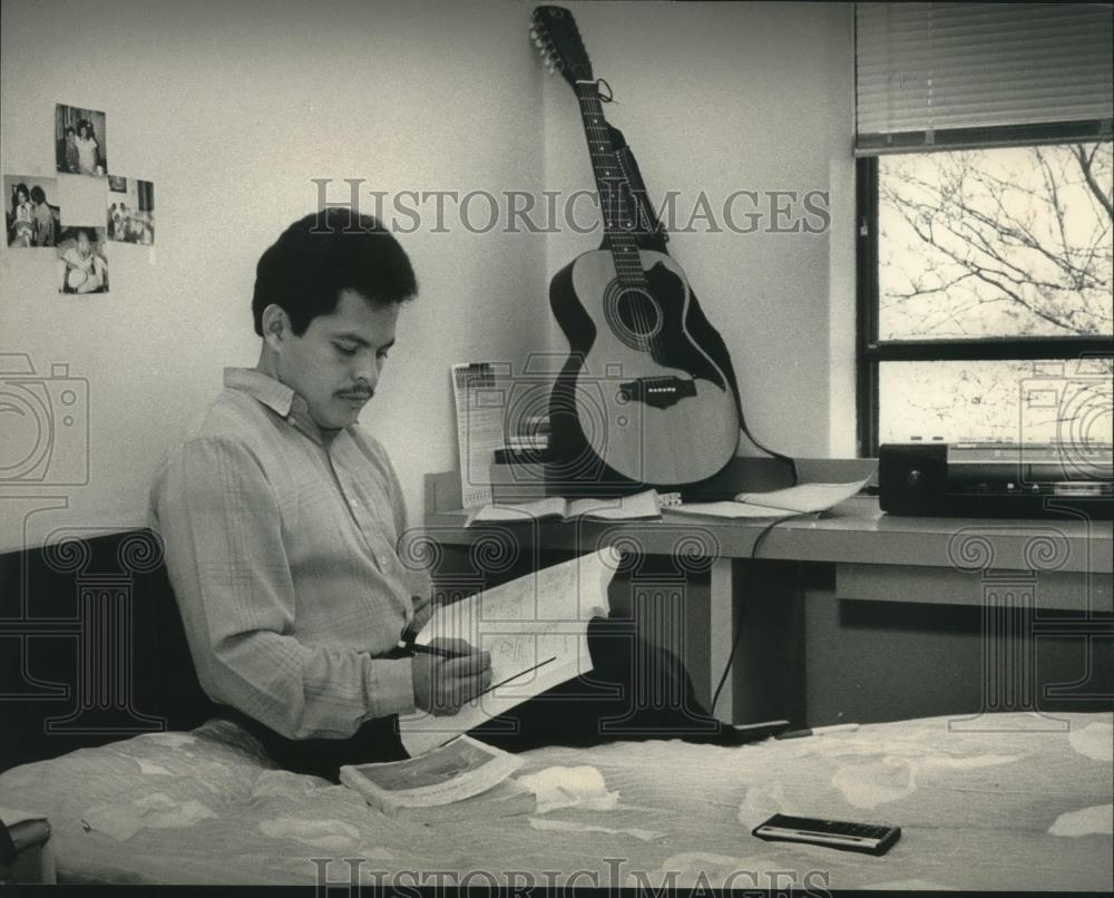 1989 Press Photo Ernesto Zavala student at UWM studying in his room, Wisconsin. - Historic Images