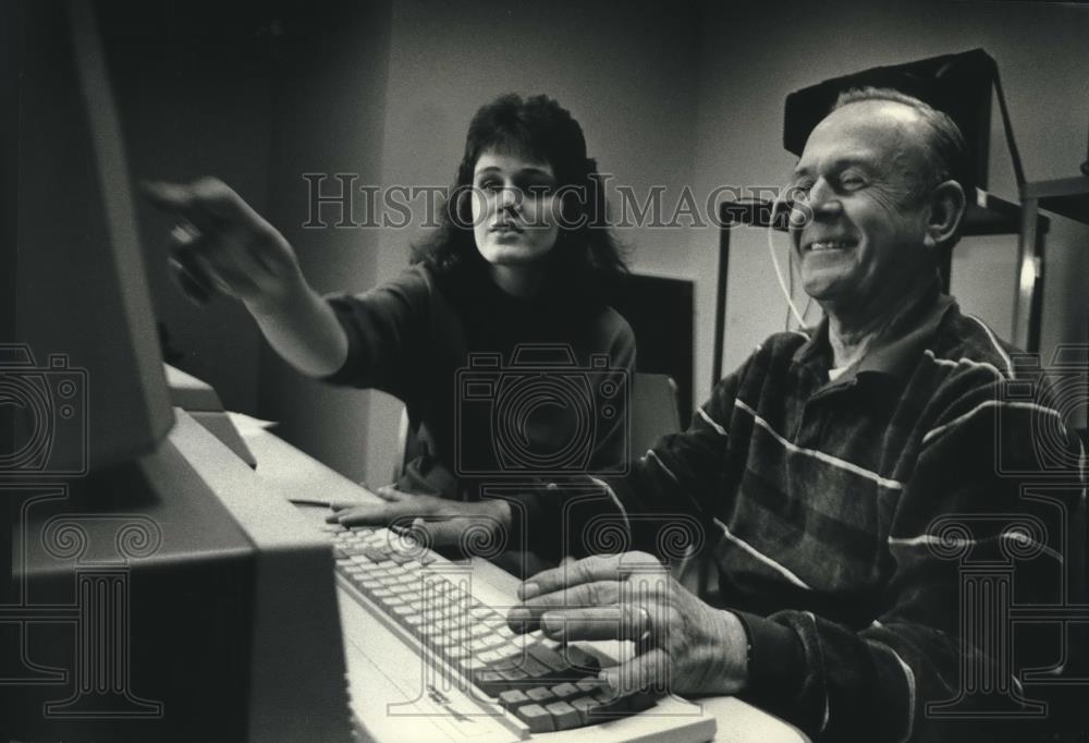 1989 Press Photo Marija Basta works with Ray Flanigan on his speech, Wisconsin. - Historic Images